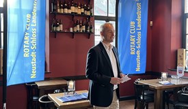 Gründungspräsident Klaas Windmöller eröffnet die Gründungsfeier im Clublokal Pius